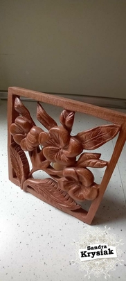 Talla calada y tallada en madera de cedro tropical.