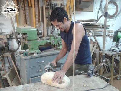 Abraham. Lijado con radial en el taller
