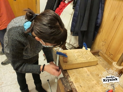 Laura. Trabajo hornamental en madera de castaño.