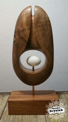 Pi. Escultura tallada en madera de nogal y piedra. 2020