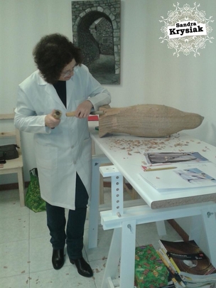 Mª Angeles. Tallando un pingüino en madera de cerrejeira. 2016