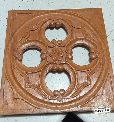 Relieve tallado en madera de cedro tropical.