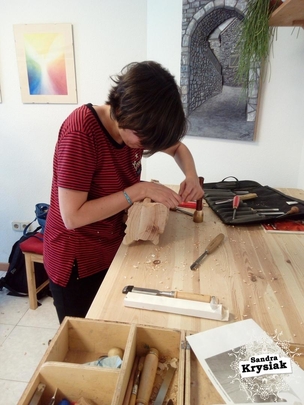 Aurora. Tallando escultura de Victoria de Samotracia en madera de abedúl.