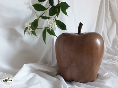 Lucía. Escultura tallada en madera de cedro. 2019