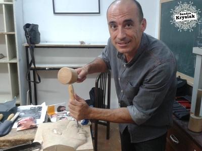 Oscar. Relieve tallado en madera de Haya