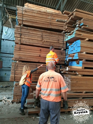 Seleccionando madera en almacén.