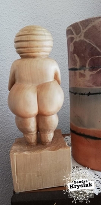 Ana Bes. Venus de Willendorf, en madera de tilo. 2019